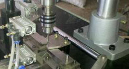 使用全自動(dòng)鉆孔機(jī)，有效的提高生產(chǎn)的效率